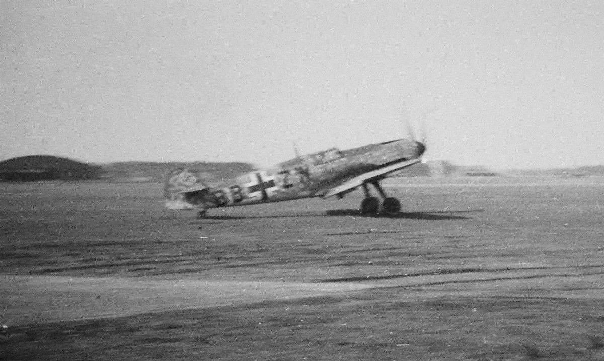 Bf 109 E, Deutschland, Stammkennzeichen, Die Maschine hat noch die runde, alte Kabinenhaube. Die Aufnahme könnte bei e…