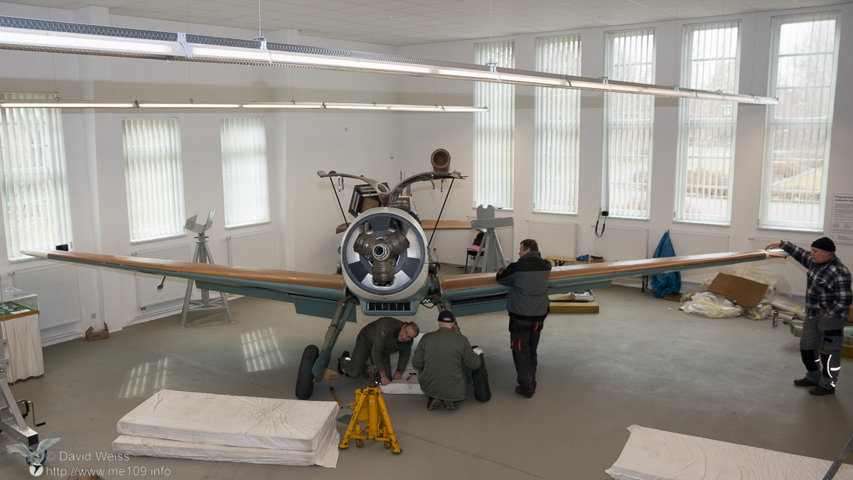 Bf 109 G-2, Deutschland, Dreifachwinkel gelbe 4, Rechlin (Deutschland), Die Aufnahme entstand am 05.03.2016 im Luftfahrttechnischen Museum Rechlin.
…