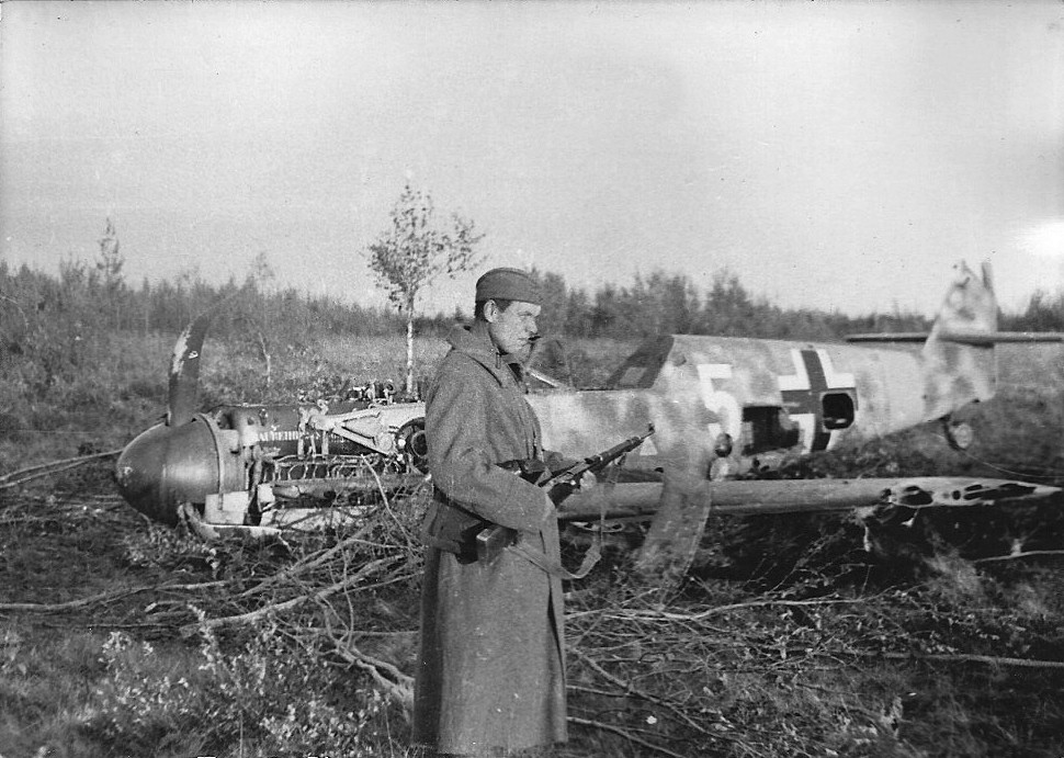 Bf 109 F, I. Gruppe, 1. Staffel, Deutschland, weisse 5, Das Hakenkreuz wurde auf dem Scan weg retuschiert.