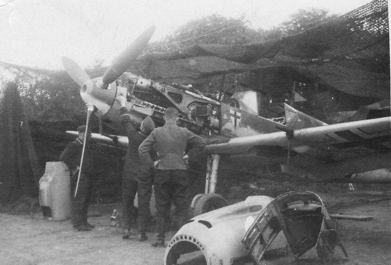 Bf 109 E-4, Hptm. Wilhelm Balthasar, Jagdgeschwader 1, I. Gruppe, 1. Staffel, Deutschland, weisse 1, W.Nr. 1 559, Die Maschine vom Staffelkapitän.