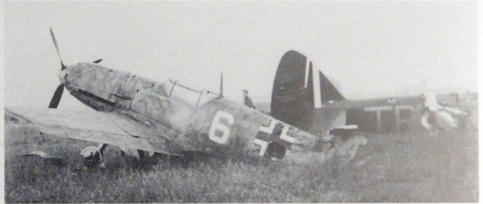 Bf 109 E-1, Jagdgeschwader 54, I. Gruppe, 1. Staffel, Deutschland, weisse 6, Vitry-en-Artois (Frankreich), Eine beschädigte Emil neben einem zerstörten englischen Flugzeug vom Typ Bris…