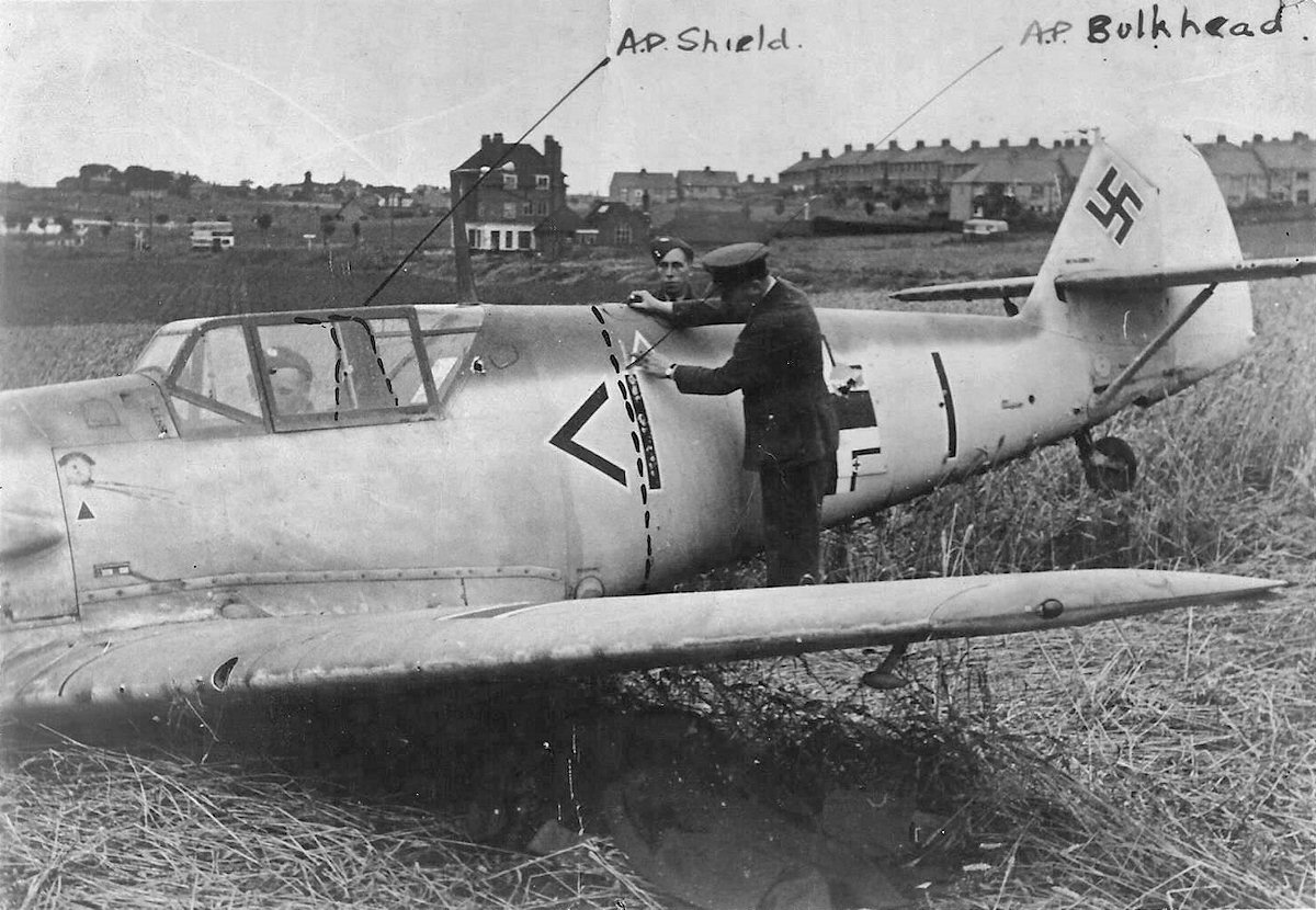 Bf 109 E-1, Lt. Werner Bartels, Jagdgeschwader 26, III. Gruppe, Stab, Deutschland, Winkel Balken, W.Nr. 6 296, Margate (England), Der Technische Offizier Lt. Bartels musste am 24.07.1940 nach Luftkampf mit S…