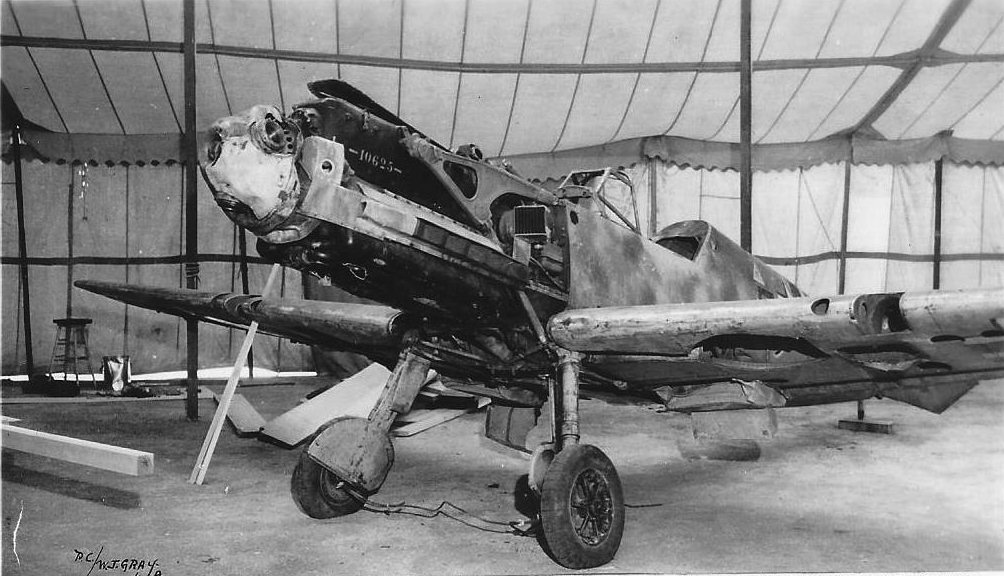 Bf 109 E-1/B, Uffz. Andreas Walburger, Jagdgeschwader 27, I. Gruppe, 2. Staffel, Deutschland, schwarze 5, W.Nr. 6 147, Das Foto zeigt eine Beutemaschine in England bei einer Ausstellung. Der Flugz…
