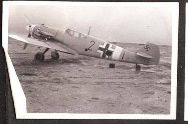Bf 109 F-4, Jagdgeschwader 53, III. Gruppe, 8. Staffel, Deutschland, schwarze 2, Martuba (Libyen), Die Maschine wurde von der No 2 Sqn SAAF in Martuba, Ende 1942 erbeutet.