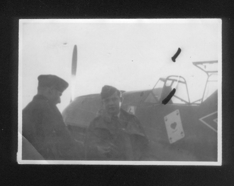 Bf 109 E-1, Lt. Josef "Pips" Priller, Jagdgeschwader 51, I. Gruppe, Stab, Deutschland, Winkel, Speyer (Deutschland), Das Foto entstand vermutlich im Oktober 1939 in Speyer.