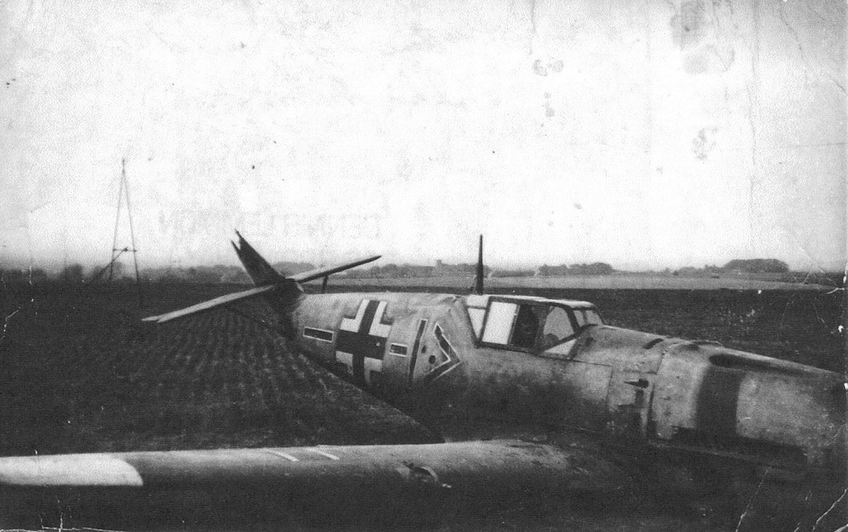 Bf 109 E-4, Hptm. Wilhelm Meyerweissflog, Jagdgeschwader 53, Stab, Deutschland, Winkel Balken Strich, W.Nr. 5 375, Monkton (England), Am 05.09.1940 ging diese Maschine nach Luftkampf mit Spitfires bei Chatham (E…
