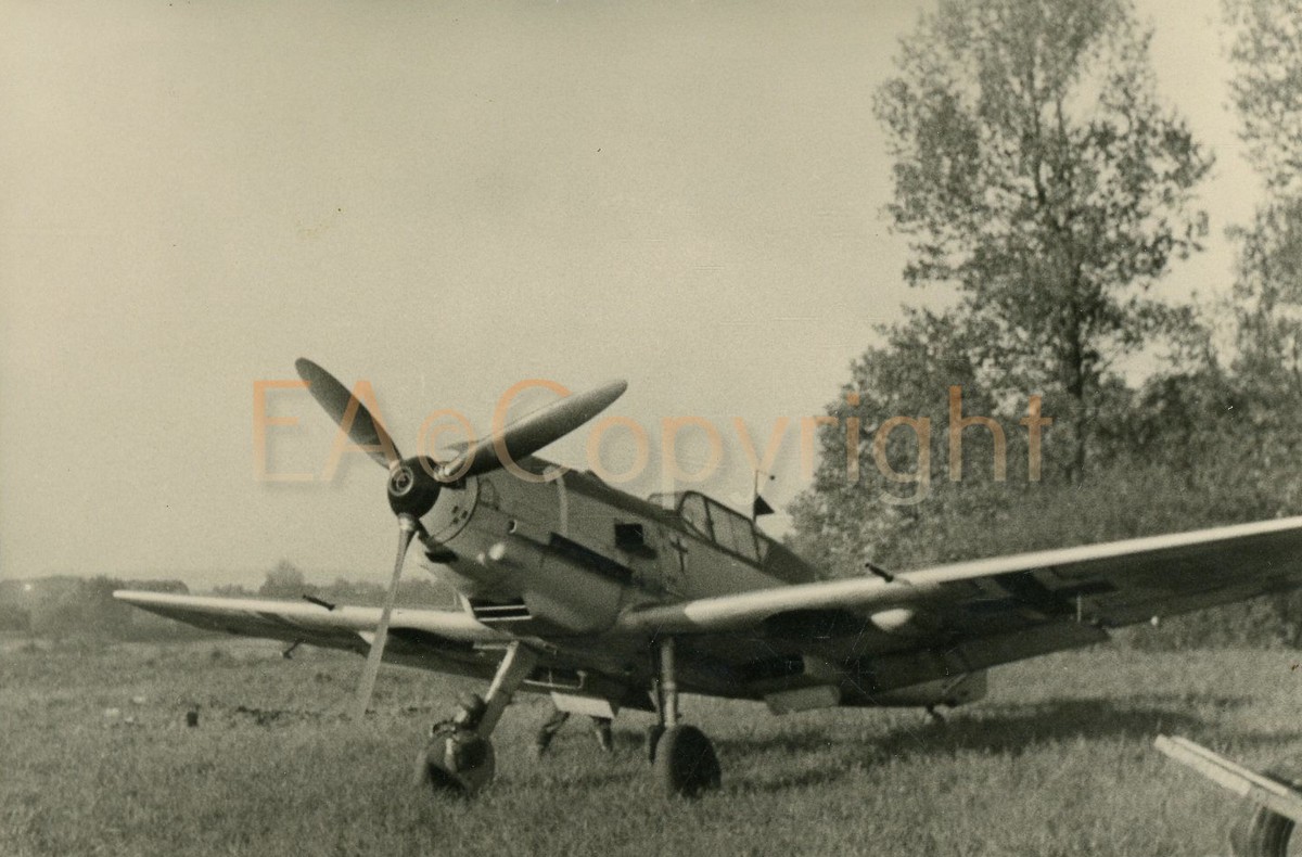 Bf 109 E-4, Hptm. Wilhelm Balthasar, Jagdgeschwader 1, I. Gruppe, 1. Staffel, Deutschland, weisse 1, W.Nr. 1 559, Die Maschine vom Staffelkapitän. Etwa Mai 1940.