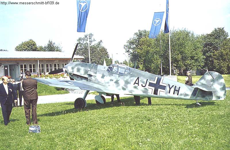 Bf 109 E-3, Deutschland, AJ+YH, W.Nr. 790, Augsburg-Haunstetten (Deutschland), Links sieht man die Sportgastätte der Messerschmitt SG.
