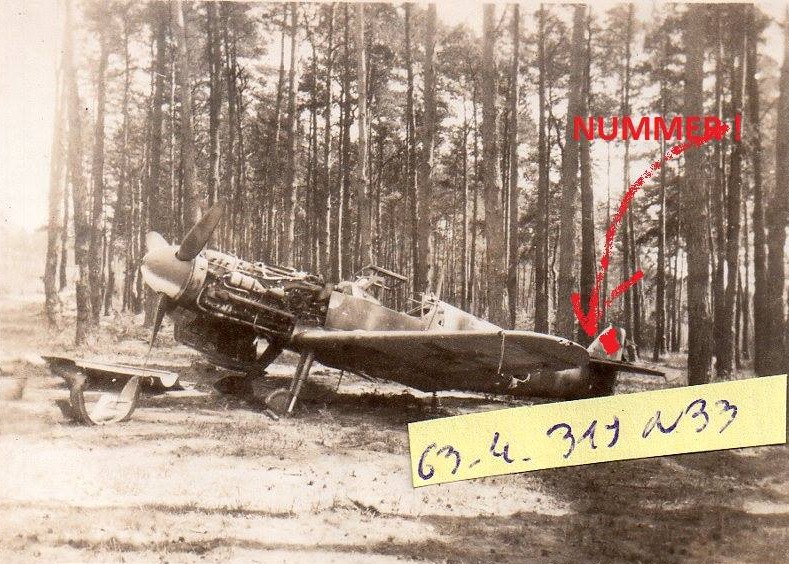 Bf 109 G-6, Jagdgeschwader 53, Deutschland, I, W.Nr. 160 087, Braunshardt (Deutschland), Eine im Wald abgestellte Maschine, die 1945 bei Braunshardt gefunden wurde.
…