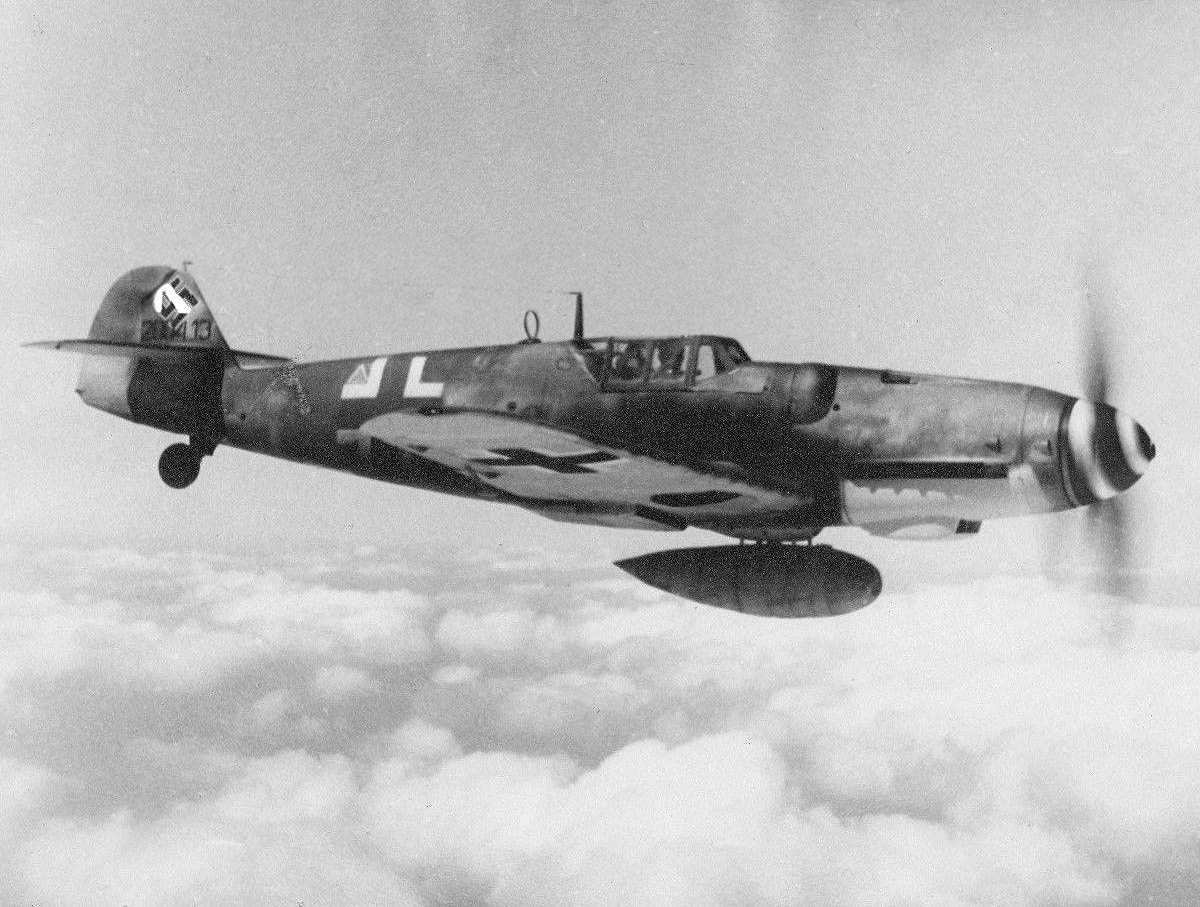 Bf 109 G-8, Fernaufklärungsgruppe 123, 4. Staffel, Deutschland, W.Nr. 200 413, Die Maschine ist mit dem Galland-Rückenpanzer ausgestattet.

Das Hakenkreuz…
