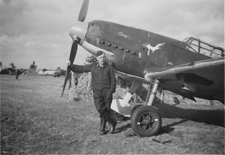 Bf 109 D-1, Jagdgruppe 126, 3. Staffel, Deutschland, Neumünster (Deutschland), Herbst 1939.
Die Motorhaube trägt den Namen "Cissy", der Frau oder Freundin …
