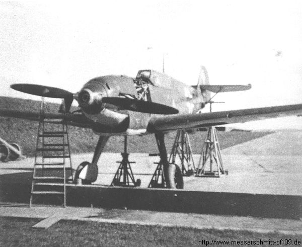 Bf 109 D-1, Deutschland, Die Maschine befindet sich auf einem Schießstand zum justieren der Bordwaffen.