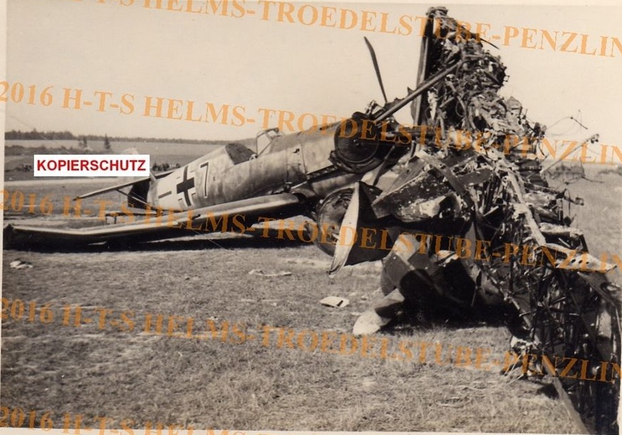 Bf 109 E-4/B, Jagdgeschwader 27, II. Gruppe, 5. Staffel, Deutschland, schwarze 7, Das Wrack neben der Bf 109 sieht wie eine russische Polikarpov aus. Vielleich…