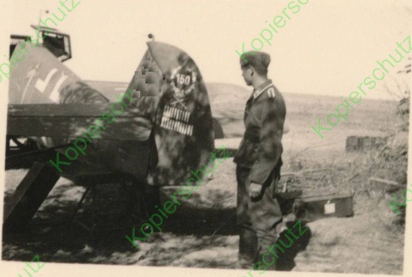 Bf 109 G-2, Oblt. Hermann Graf, Jagdgeschwader 52, III. Gruppe, 9. Staffel, Deutschland, gelbe 1, W.Nr. 13 531, 122 Abschüsse sind verzeichnet.