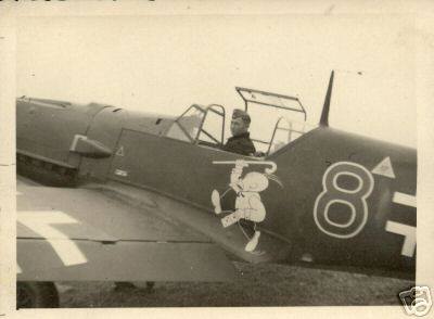 Bf 109 E, Jagdgeschwader 26, III. Gruppe, 8. Staffel, Deutschland, rote 8, Diese Maschine trägt das Staffelabzeichen, den Adamson. Der dunkle Tarnanstri…
