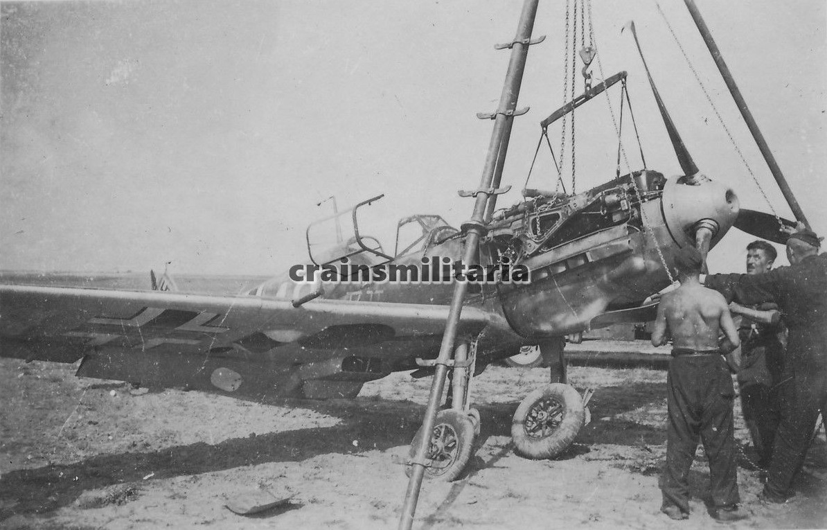 Bf 109 E, Jagdgeschwader 54, I. Gruppe, 1. Staffel, Deutschland, weisse 10, Die Maschine wird nach einem Fahrwerkschaden wieder aufgerichtet. Beachte das…