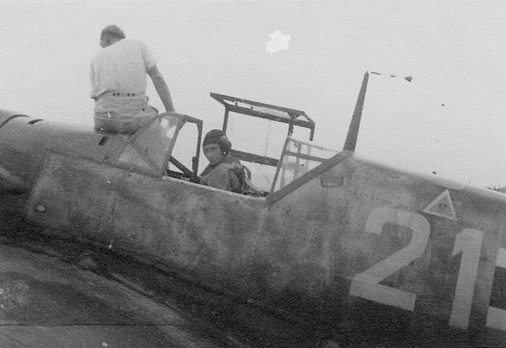 Bf 109 E, Deutschland, weisse 21, Sitzbereitschaft und warten auf den Einsatz.