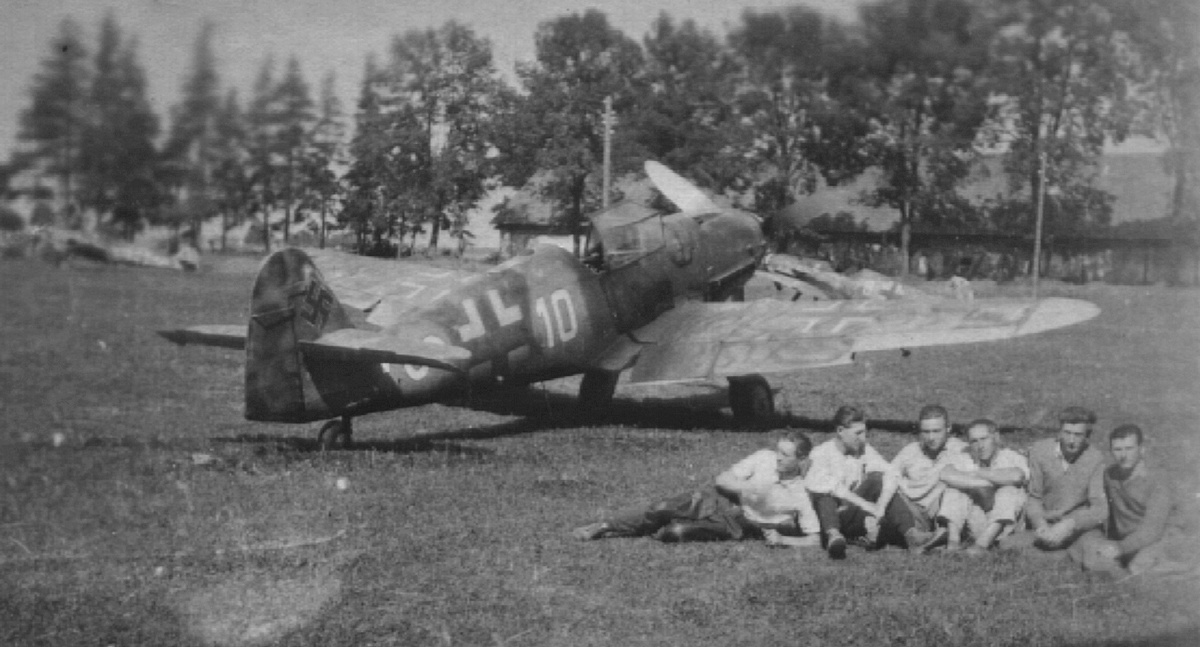 Bf 109 G-6, III. Gruppe, Deutschland, weisse 10, Die Aufnahme dürfte im Sommer 1944 entstanden sein.

Interessant ist der Ta…