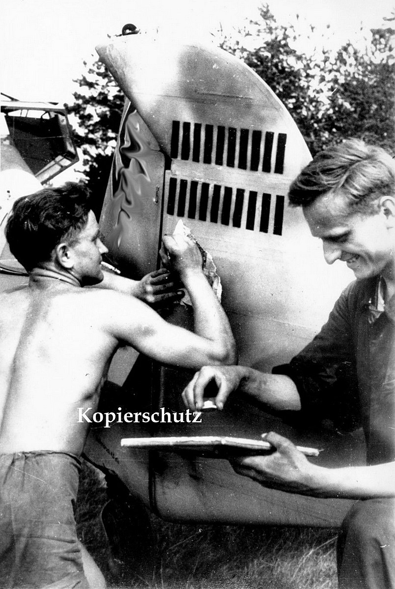 Bf 109 F-2, Lt. Herbert Huppertz, Jagdgeschwader 51, IV. Gruppe, 12. Staffel, Deutschland, braune 12, Es wird gerade der 21. Abschussbalken aufgemalt, welchen der Flugzeugführer a…