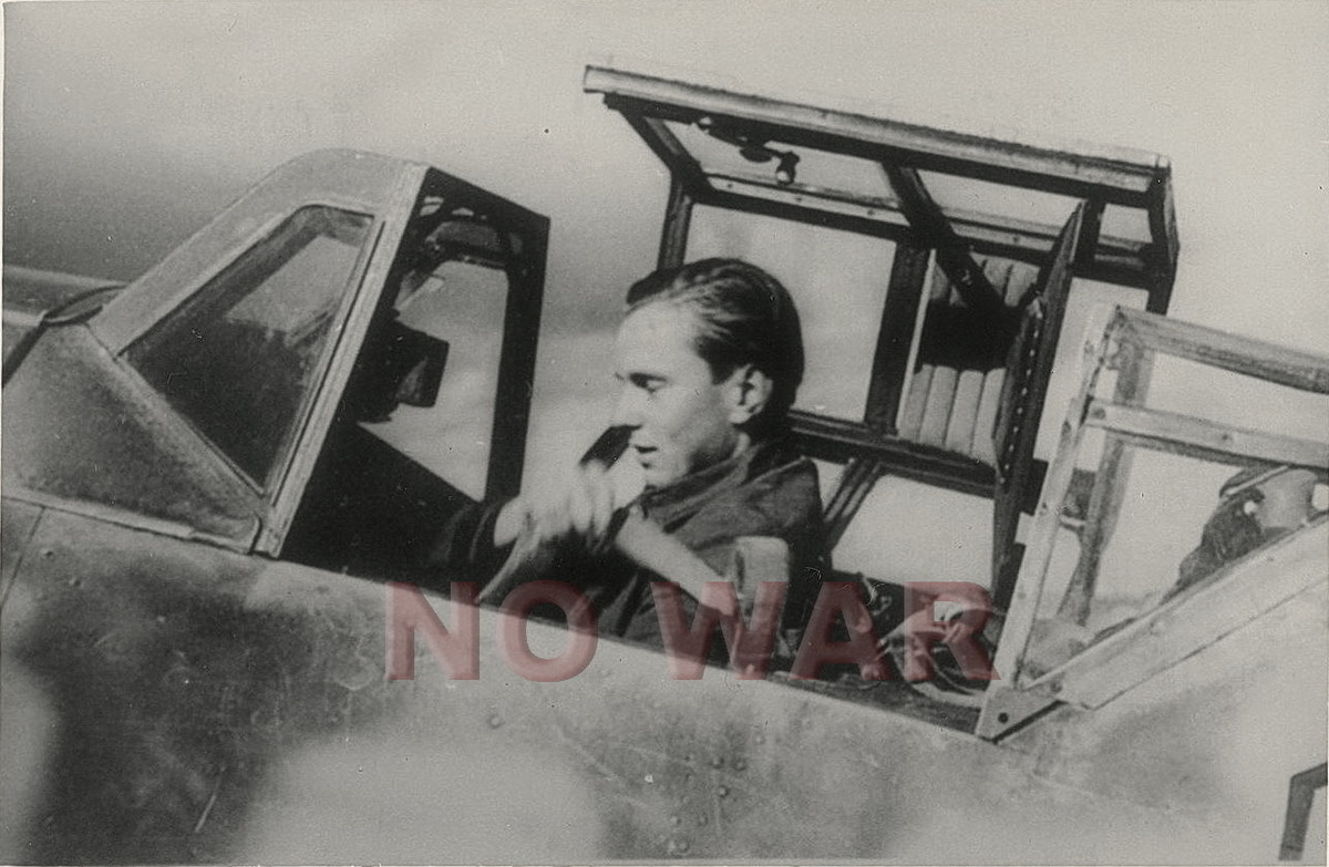 Bf 109 G-2/R6, Fw. Hans Döbrich, Jagdgeschwader 5, II. Gruppe, 6. Staffel, Deutschland, gelbe 10, W.Nr. 14 800, In der Maschine sitzt vermutlich Ofw. Albert Brunner.