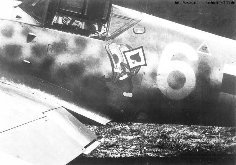 Bf 109 G-6 trop, Jagdgeschwader 53, III. Gruppe, 7. Staffel, Deutschland, weisse 6, Der Staffelmaler der diese schönen Zeichnungen gemacht hat, war Uffz. Heinz Z…