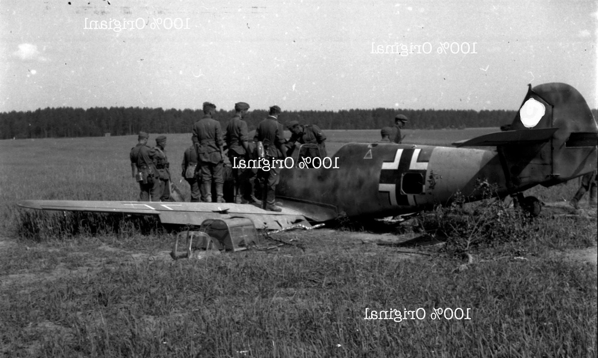 Bf 109 E, Jagdgeschwader 27, III. Gruppe, 8. Staffel, Deutschland, schwarze 12, Bauchlandung irgendwo an der Ostfront. Die Maschine ist mit einem breiten gel…