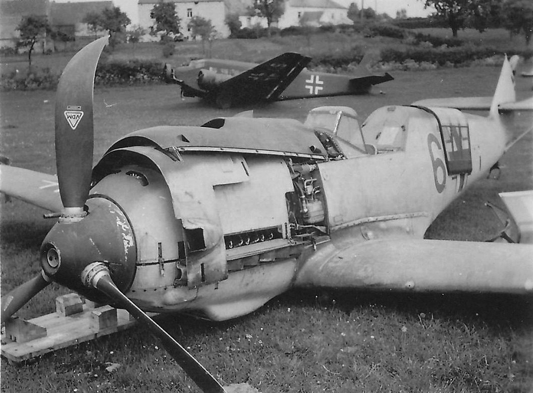 Bf 109 E-3, I. Gruppe, 2. Staffel, Deutschland, schwarze 6, Diese auf dem Bauch gelandete Emil liegt vermutlich auf einem Sammelplatz. Di…
