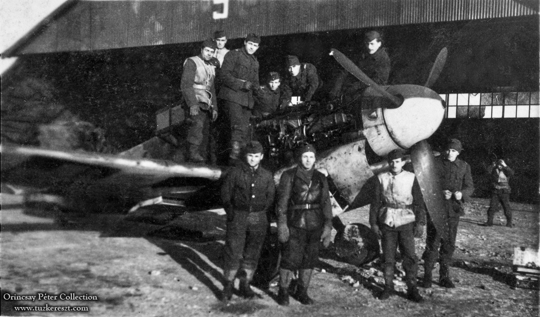 Bf 109 G, Ungarn, Ungarische Mechaniker posieren für ein Erinnerungsfoto.
