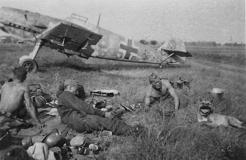 Bf 109 E, Jagdgeschwader 51, II. Gruppe, 6. Staffel, Deutschland, gelbe 6, Das Hakenkreuz wurde auf dem Scan weg retuschiert.