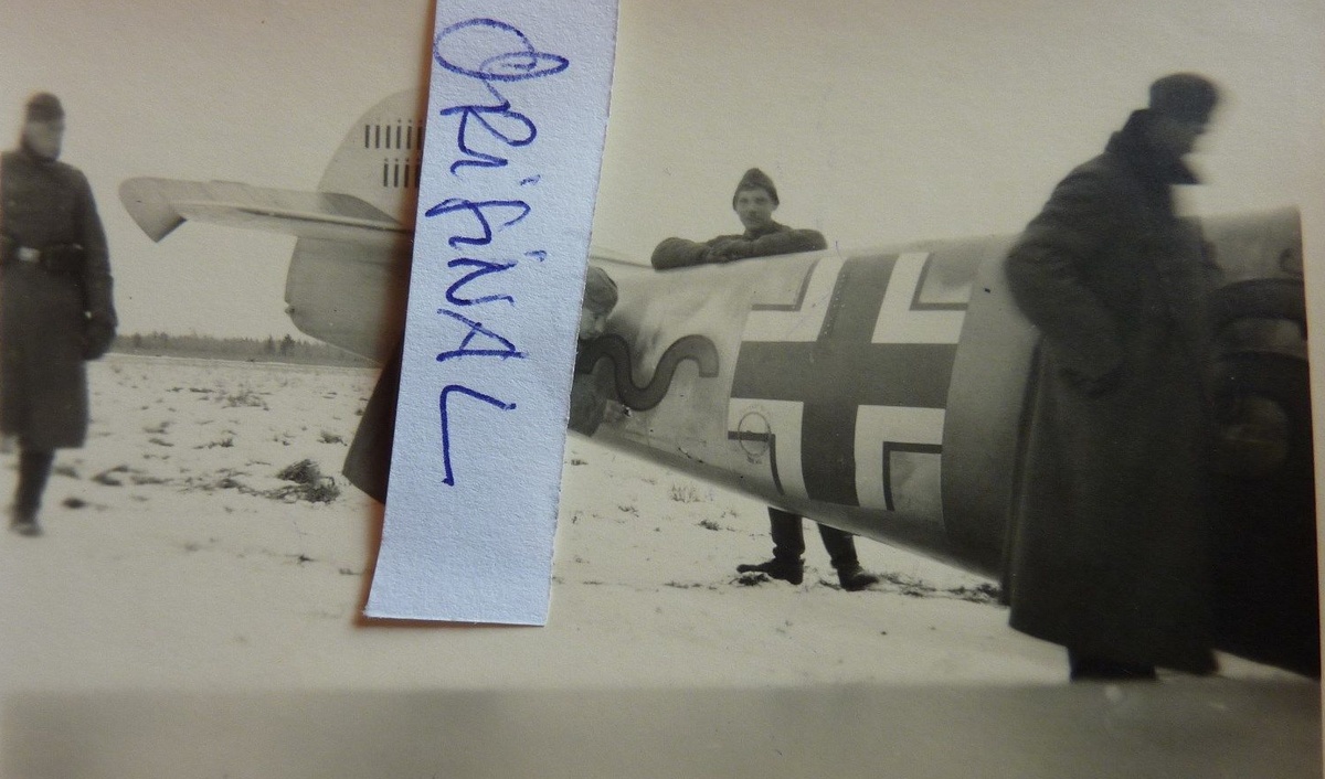 Bf 109 F, Jagdgeschwader 54, III. Gruppe, 9. Staffel, Deutschland, gelbe 6, Es befindet sich ein gelbes Rumpfband zwischen Balkenkreuz und Kennung.