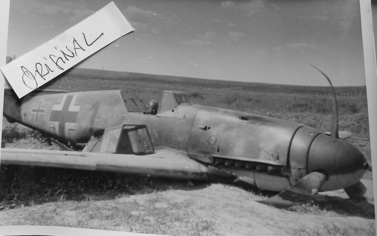 Bf 109 F-2, Fw. Heinrich Klöpper, Jagdgeschwader 51, IV. Gruppe, 11. Staffel, Deutschland, schwarze 1, W.Nr. 8 945, Smolensk (Sowjetunion), Bauchlandung am 26.07.1941 im Raum von Smolensk. Acht Abschussbalken sind am …