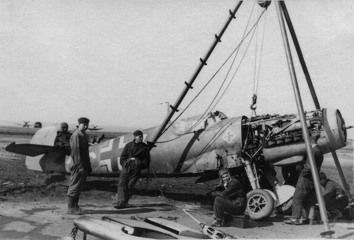 Bf 109 F, Jagdgeschwader 52, III. Gruppe, 7. Staffel, Deutschland, weisse 4, Die Maschine wird nach einem Fahrwerkschaden, das linke Federbein ist nach in…