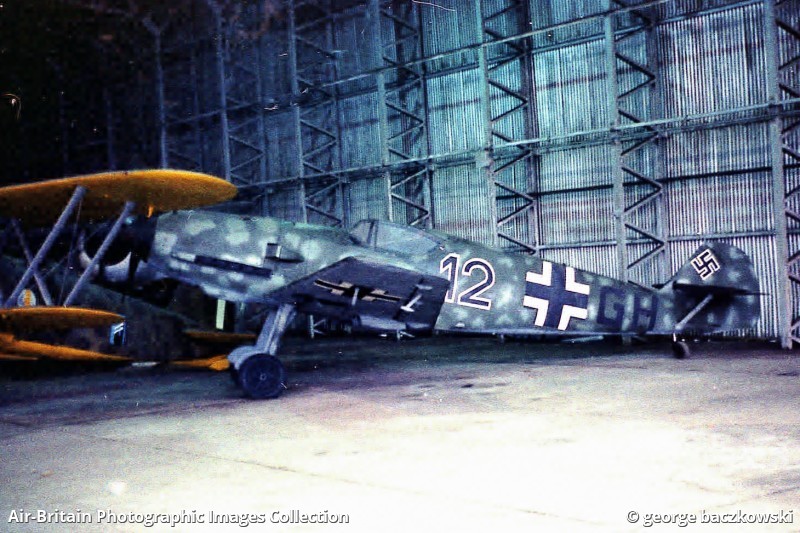 Bf 109 E-4/B, Deutschland, schwarze 12 + GH, W.Nr. 4 101, Biggin Hill (England), Die Maschine trägt einen Phantasieanstrich mit schwarzer Propellerhaube.
Das…