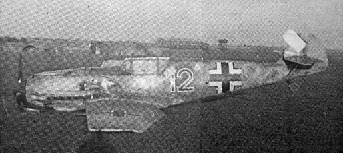 Bf 109 E-4/B, Lt. Wolfgang Teumer, Jagdgeschwader 51, I. Gruppe, 2. Staffel, Deutschland, schwarze 12, W.Nr. 4 101, Manston (England), Die Aufnahme entstand nach der Bauchlandung am 27.11.1940 in Manston.
Die Ma…