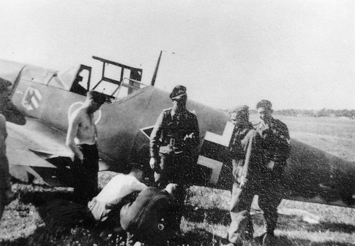 Bf 109 G-2, unbek. Hans Philipp, Jagdgeschwader 54, I. Gruppe, Stab, Deutschland, Doppelwinkel, Der Flugzeugführer und die Kennung sind eine Vermutung. Es handelt sich um ei…