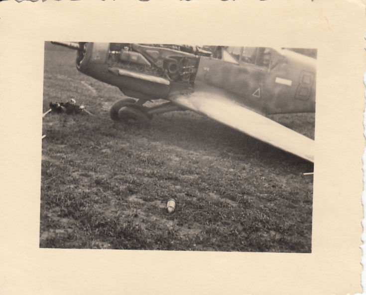 Bf 109 F, Jagdgeschwader 51, II. Gruppe, 6. Staffel, Deutschland, gelbe 8, Fahrwerkschaden mit weggeknicktem Federbein. Vermutlich eine [version]f2[/ver…
