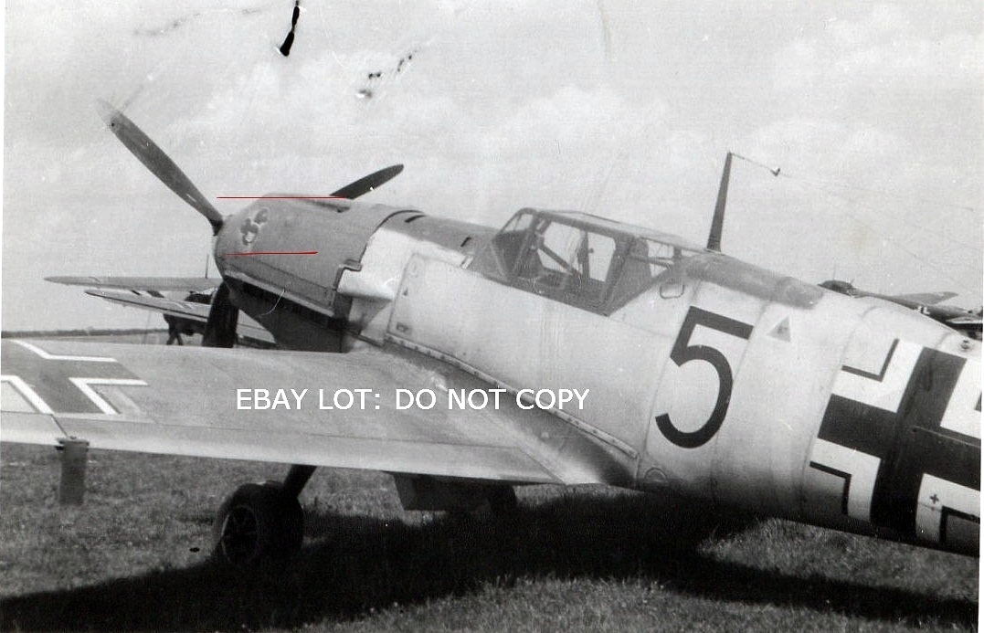 Bf 109 E, Jagdgeschwader 54, III. Gruppe, 8. Staffel, Deutschland, schwarze 5, Beachte die dreifache Antennenverdrahtung und die Ruderklemme am Querruder. A…