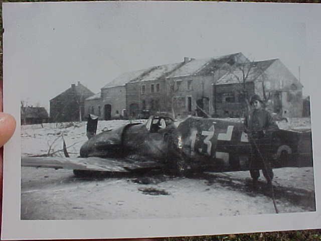 Bf 109 G-14/AS, Uffz. Herbert Maxis, Jagdgeschwader 53, IV. Gruppe, 13. Staffel, Deutschland, weisse 13, W.Nr. 784 993, Oberfelsberg (Deutschland), Diese Maschine ging am 01.01.1945 kurz nach 9 Uhr bei dem Unternehmen "Bodenp…