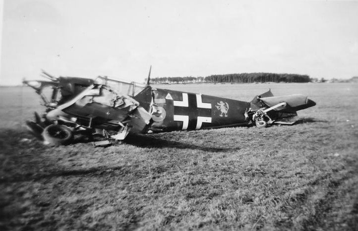 Bf 109 E-3, Lehrgeschwader 2, I. (J) Gruppe, 3. Staffel, Deutschland, gelbe 5, Schwerer Bruch, bei welchem der Motor aus der Zelle gerissen wurde und der Ru…