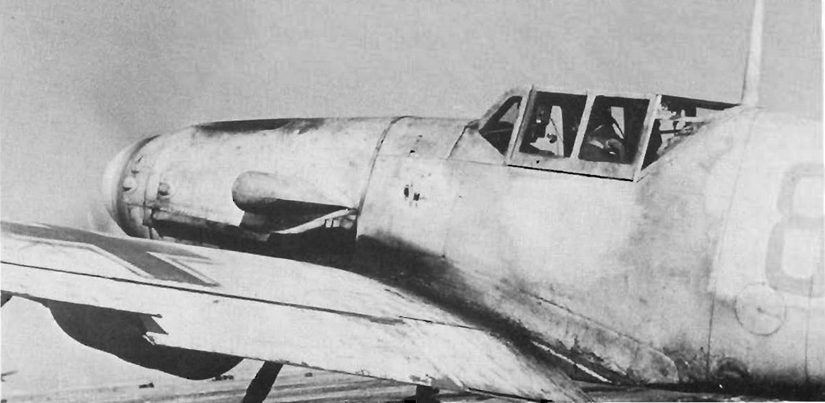 Bf 109 G-2/R6, Fw. Siegfried Müller, Jagdgeschwader 54, III. Gruppe, 9. Staffel, Deutschland, gelbe 8, Die Aufnahme entstand im Winter 1942/43 an der Ostfront. Die Angaben zum Pilo…