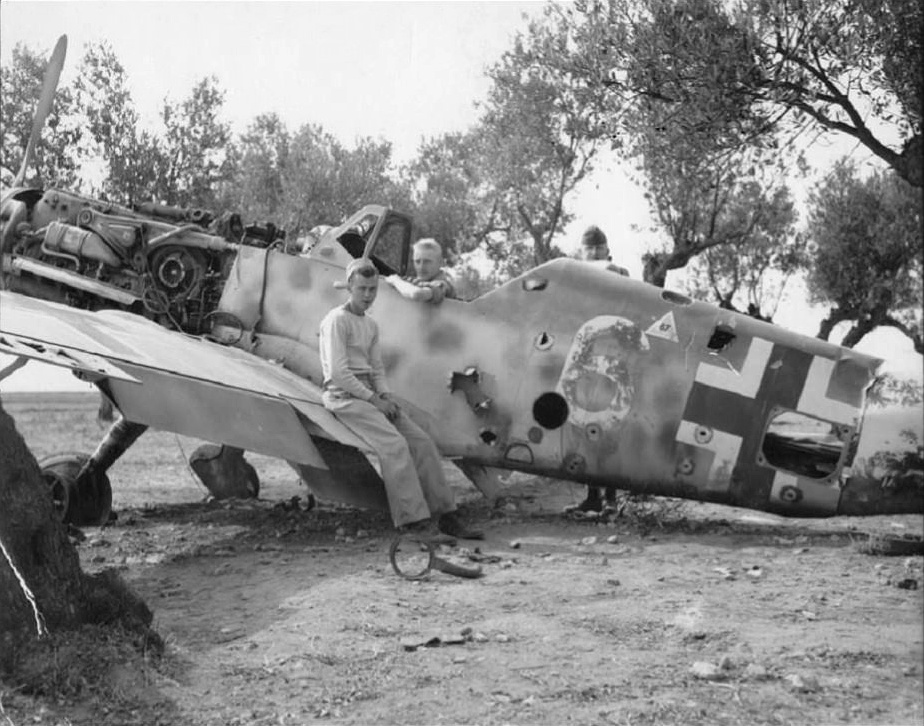 Bf 109 G-6, Jagdgeschwader 53, II. Gruppe, 4. Staffel, Deutschland, weisse 6, W.Nr. 15 214, La Marsa (Tunesien), La Marsa, Mai 1943.
Alliierte Soldaten untersuchen das Wrack.