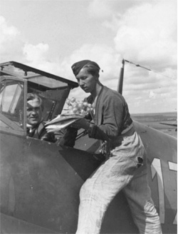 Bf 109 F-2, Lt. Hans Buchwald, Nahaufklärungsgruppe 4, 1. Staffel, Deutschland, weisse 17, W.Nr. 6 689, Glückwünsche nach dem ersten Feindflug.