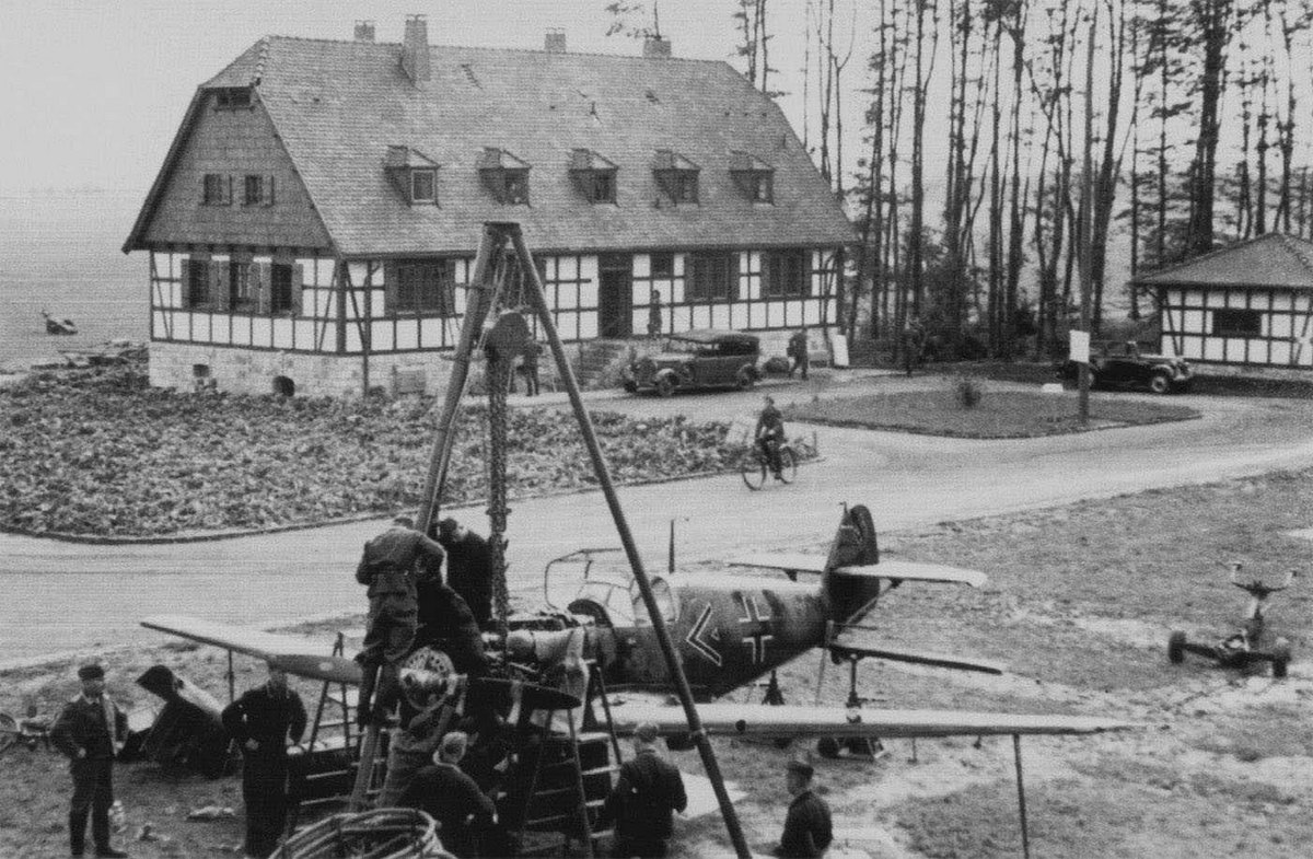 Bf 109 D-1, Hptm. Wilhelm-Otto Lessmann, Zerstörergeschwader 52, I. Gruppe, Stab, Deutschland, Winkel Dreieck, Biblis (Deutschland), Wartungsarbeiten im Herbst 1939 an der Maschine vom Gruppenkommandeur.
Im Hi…