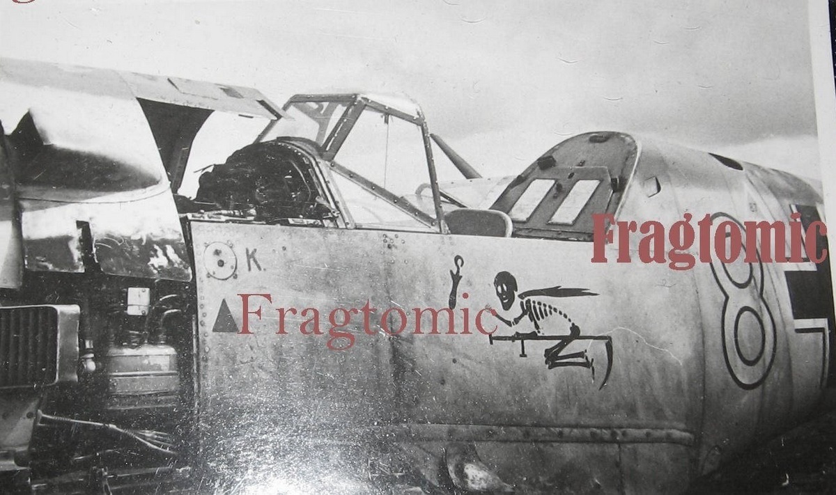 Bf 109 E, Jagdgeschwader 77, II. Gruppe, 4. Staffel, Deutschland, weisse 8, Stavanger - Sola (Norwegen), Die "weisse 8" hat noch das schmale Balkenkreuz.