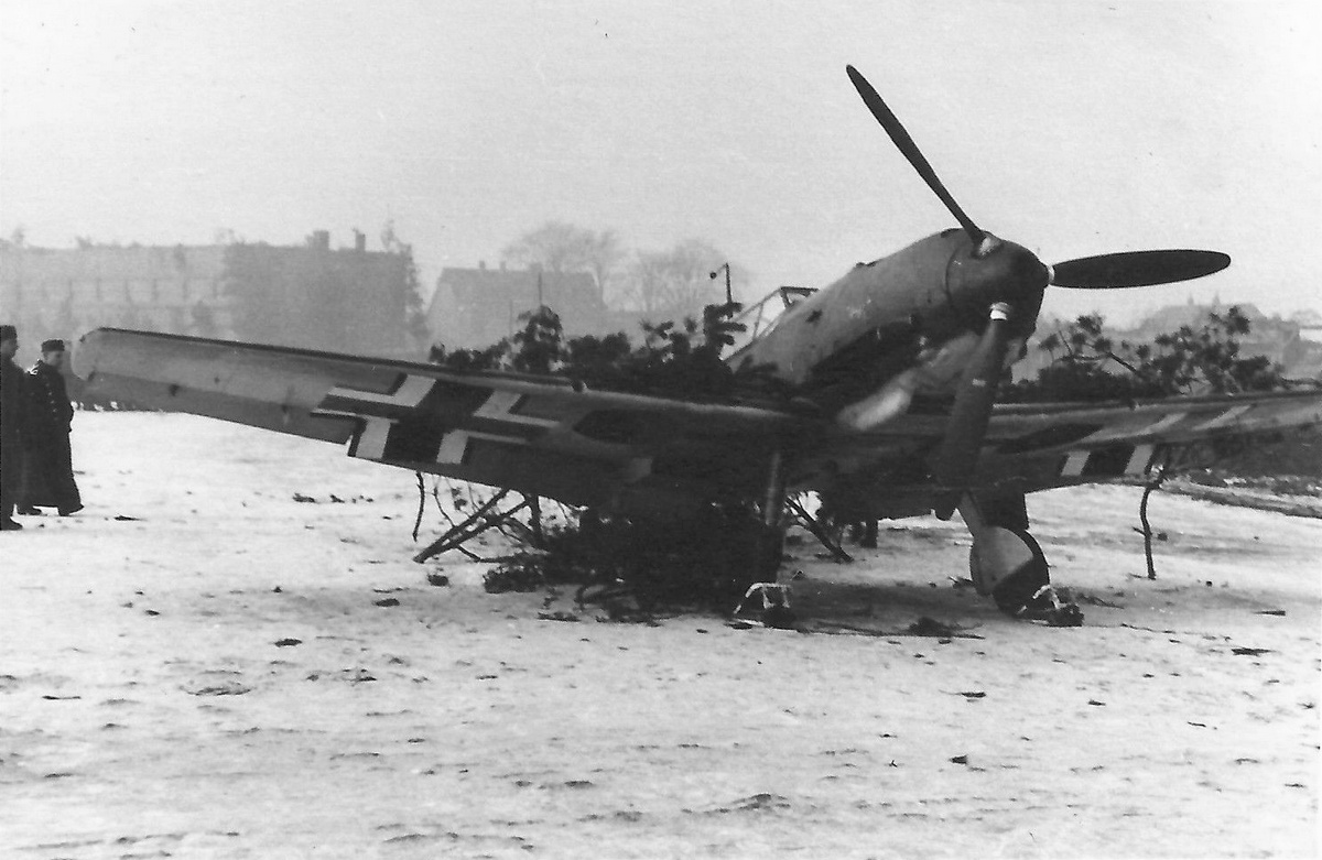 Bf 109 E-1, Jagdgeschwader 26, III. Gruppe, 7. Staffel, Deutschland, weisse 14, Essen-Mülheim (Deutschland), Winter 1939/1940, auf dem verschneiten Vorfeld ist die Maschine dürftig gehen…