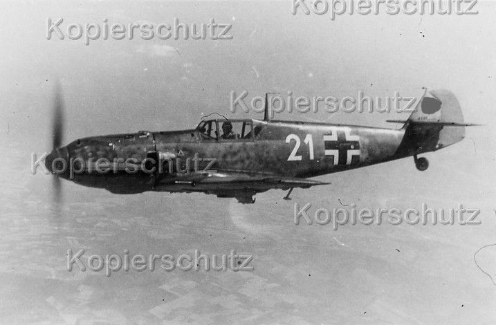 Bf 109 E, Deutschland, weisse 21, W.Nr. 4 136, Die hohe Ziffer der Kennung und der fehlende Rückenpanzer in der Kabinenhaube…