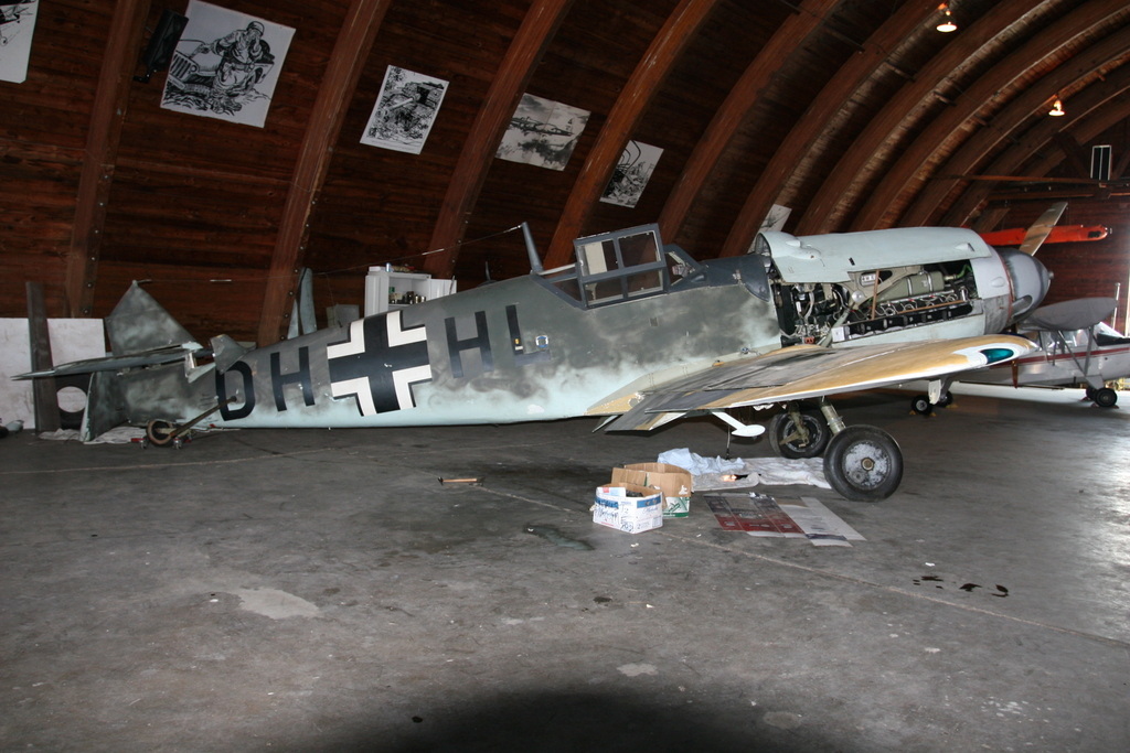 Bf 109 G-6, Deutschland, DH+HL, W.Nr. 195, St. Charles County Airport (USA), Die Aufnahme entstand vermutlich zwischen 2004 und 2007 in einem Hangar der C…