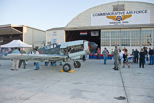 Bf 109 G-6, Deutschland, rote 11, W.Nr. 195, St. Charles County Airport (USA), Die Aufnahme entstand angeblich 2007 vor einem Hangar der Commemorative Air F…