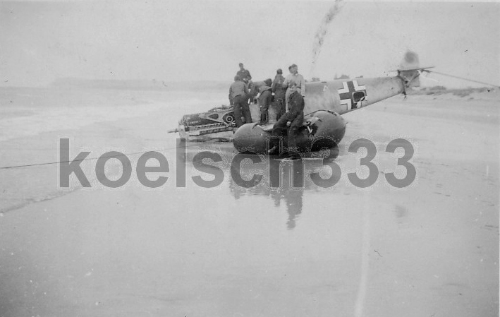 Bf 109 E-1, Oblt. Richard Leppla, Jagdgeschwader 51, I. Gruppe, 3. Staffel, Deutschland, gelbe 1, St. Ingelvert (Frankreich), Am 18.08.1940 startete der Staffelkapitän vom Platz in Pihen, dabei kam es zu…