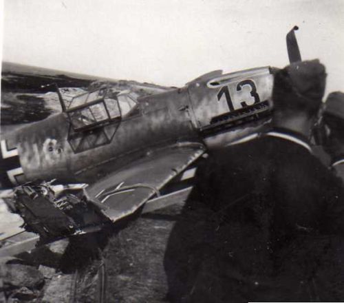 Bf 109 E-1, Deutschland, schwarze 13, Bergung am Strand.
Das Hakenkreuz wurde auf dem Scan weg retuschiert.